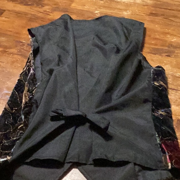 Velvet floral waistcoat from the nineties. Gold buttons with a black back. - Picture 3 of 3